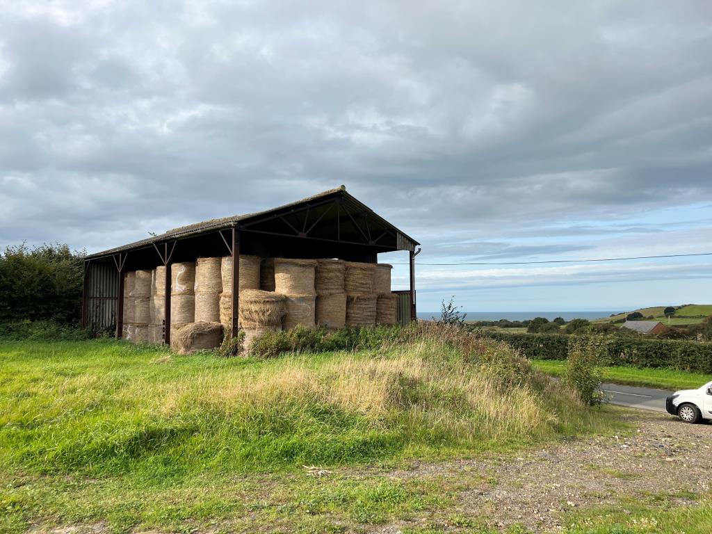 Lot: 133 - AGRICULTURAL BARN WITH POTENTIAL AND SEA VIEWS - Agricultural Barn with Sea Views